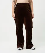 Pantalón de plush color marrón, de corte recto y tiro medio, con cintura elástica y textura acanalada.