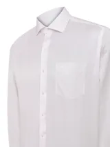 Camisa de manga larga RKF de corte regular, color blanco con sutiles rayas verticales rosadas. Cuenta con cuello italiano, cierre frontal con botones, bolsillo en el pecho con logo bordado y puños ajustables con botones.