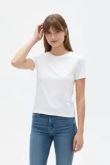 Remera de manga corta y cuello redondo, confeccionada en algodón con elastano, de ajuste al cuerpo y diseño liso a rayas.