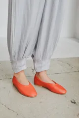Ballerinas de cuero vacuno color celeste, con borde superior trenzado a mano y suela plana de madera.