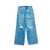 Pantalón de jean estilo baggy, color azul lavado, con detalles de roturas y apliques de strass distribuidos en los laterales de ambas piernas.