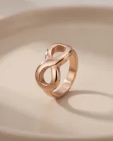 Anillo de acero con baño de oro rosa, con diseño central en forma de símbolo de infinito.