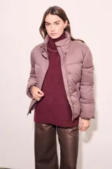 Campera puffer color lila con cierre frontal y cuello alto.