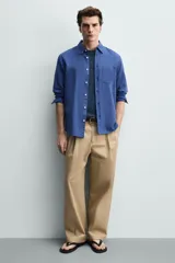 Sandalias estilo ojota para hombre, de color negro, con diseño plano y tiras anchas en el empeine.