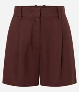 Short femenino color marrón oscuro, con trabillas en la cintura, pliegues frontales y solapa trasera.