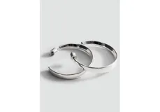 Aros tipo argolla de diseño minimalista y acabado plateado.