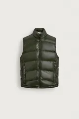 Chaleco acolchado de corte regular fit en color verde militar, confeccionado en tejido técnico con acabado brillante que repele el agua. Cuenta con relleno de plumón y pluma, cuello subido, bolsillos laterales con cierre y cierre frontal de cremallera.