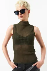 Top negro sin mangas de cuello alto, confeccionado en tela semitransparente con textura acanalada y acabado brillante.