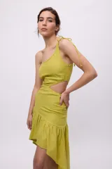 Vestido azul con bretel fino, escote asimétrico de un hombro, corte a la cintura con recorte en el lateral y falda midi con volados irregulares.