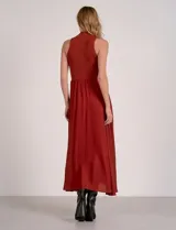 Vestido maxi marca Elan con diseño combinado, torso de tejido acanalado sin mangas y cuello alto, y falda larga de satén de caída fluida.