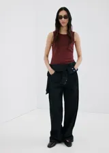 Musculosa de algodón color bordó con cuello redondo y detalles festoneados en el cuello y las sisas.