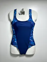 Malla de natación enteriza azul con estampado abstracto en tonos celeste y blanco en los laterales y breteles.