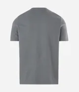 Remera de corte slim confeccionada en algodón acanalado, con cuello redondo y mangas cortas. Presenta un diseño básico y versátil con textura de rayas en relieve.