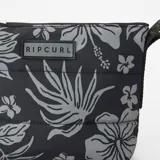 Bolso de mano tipo necessaire Rip Curl Weekend Travel Clutch, color negro con estampado floral en tonos grises, cierre superior y tira de transporte lateral.