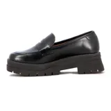 Mocasines de cuero sintético color negro con suela track de plataforma dentada.