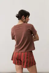 Remera de manga corta color negro, de corte clásico y escote en V, con sutil detalle bordado en el pecho.
