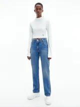 Jeans de mezclilla azul medio, tiro alto, corte recto y diseño de cinco bolsillos. Presentan costuras visibles en contraste y etiqueta de marca en la cintura trasera.