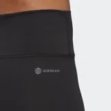 Calza de entrenamiento Adidas Essentials, color negro, tiro alto y largo de siete octavos. Confeccionada en tejido entrelazado con tecnología de absorción AEROREADY.