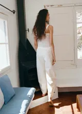 Pantalón de algodón color beige, de corte recto y silueta holgada. Cuenta con cintura elástica ajustable con cordón y detalles de bordado lateral.