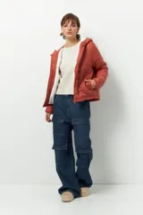 Campera puffer negra de nylon con capucha y peluche en el interior.