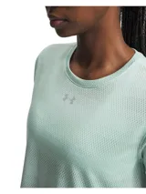 Remera deportiva de manga corta Under Armour, confeccionada en tejido técnico ligero con textura de jacquard para mayor ventilación. Presenta un corte holgado con cuello redondo y bajo con aberturas laterales.