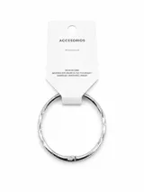 Pulsera rígida tipo esclava de metal plateado con diseño texturado.