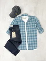 Camisa de leñador celeste y turquesa a cuadros, de algodón peinado.