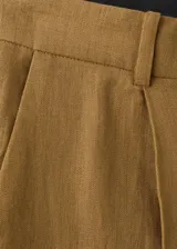 Pantalón de lino color verde militar, de corte recto y tiro bajo, con bolsillos laterales y trabillas para cinturón.