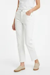Pantalón jean blanco de corte recto y tiro medio, con bolsillos laterales y traseros, y terminación desmechada en los tobillos.