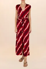 Vestido largo con estampado de rayas rojas, bordó y crema, con escote en V, mangas cortas y lazo en la cintura.