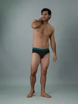 Pack de tres slips de algodón color gris oscuro con cintura elástica con el logo de Calvin Klein en celeste, fucsia y gris.