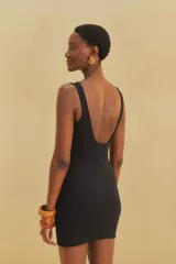 Vestido corto negro con textura tipo piña, escote cuadrado y tirantes anchos, de corte ajustado al cuerpo.