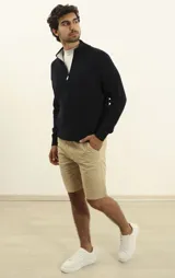 Bermuda color beige, de corte recto, con bolsillos laterales y traseros.