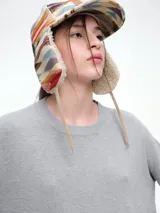 Sweater de punto color negro, con cuello redondo, hombros caídos y terminaciones acanaladas en puños y ruedo. Presenta un diseño de calce relajado y tejido suave.