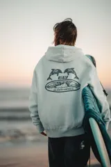 Hoodie celeste con capucha y estampado en la espalda de dos delfines, el logo GW y la frase "Glassy Waves".