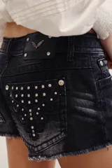 Short de denim negro con efecto desgastado, diseño de tiro bajo y dobladillo deshilachado.