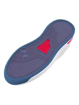 Championes Under Armour modelo Court 96, de diseño urbano y deportivo. Presentan una parte superior de cuero blanco con detalles perforados, entresuela blanca con inserción roja en el talón y suela de goma azul.