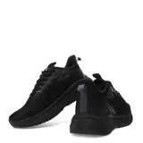 Championes deportivos Umbro modelo Fury, color negro con logo de la marca en blanco en el lateral. Presentan un diseño de malla textil transpirable, cierre con cordones y una entresuela robusta con amortiguación.