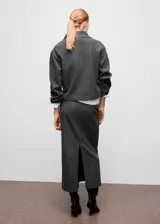 Falda midi gris de corte recto, con tiro alto y diseño clásico.