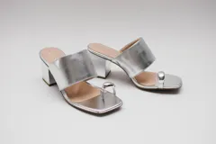 Sandalias plateadas con taco cuadrado y tira ancha sobre el empeine.