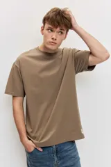 Remera de manga corta y cuello redondo, de corte clásico y color marrón.