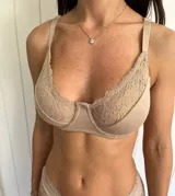 Corpiño con aro confeccionado en algodón y encaje, con copas profundas de gran capacidad y detalle de lazo central.