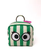 Bolsita cuadrada de tela con estampado de rayas verticales verdes y blancas, decorada con un aplique bordado de ojos grandes. Cuenta con cierre superior y una argolla metálica para colgar.