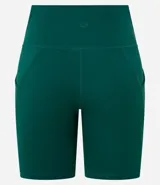Bermuda ciclista de microfibra color azul, con ajuste al cuerpo y bolsillo lateral funcional. Diseño deportivo de tiro alto.