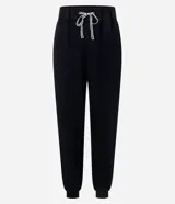 Pantalón tipo jogger de corte holgado con cintura elástica y cordón bicolor ajustable. Presenta puños elásticos en los tobillos y bolsillos laterales.