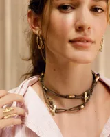 Aros colgantes con diseño orgánico inspirado en corales naturales, con acabado metálico brillante y cierre de perno con mariposa.