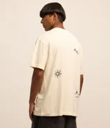 Remera relaxed de algodón y poliéster color negro, con cuello redondo, manga corta y estampa bordada de cocoteros y sol.