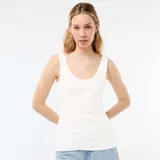 Musculosa de canalé color blanco, de corte ajustado con escote redondo.
