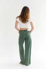 Pantalón jean verde de corte recto y tiro medio, con bolsillos delanteros y traseros.