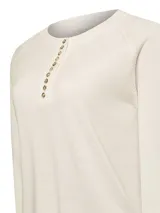 Sweater de punto color beige claro, con escote redondo y cierre frontal parcial de botones con reborde metalizado, mangas largas abullonadas y puños y ruedo elásticos.